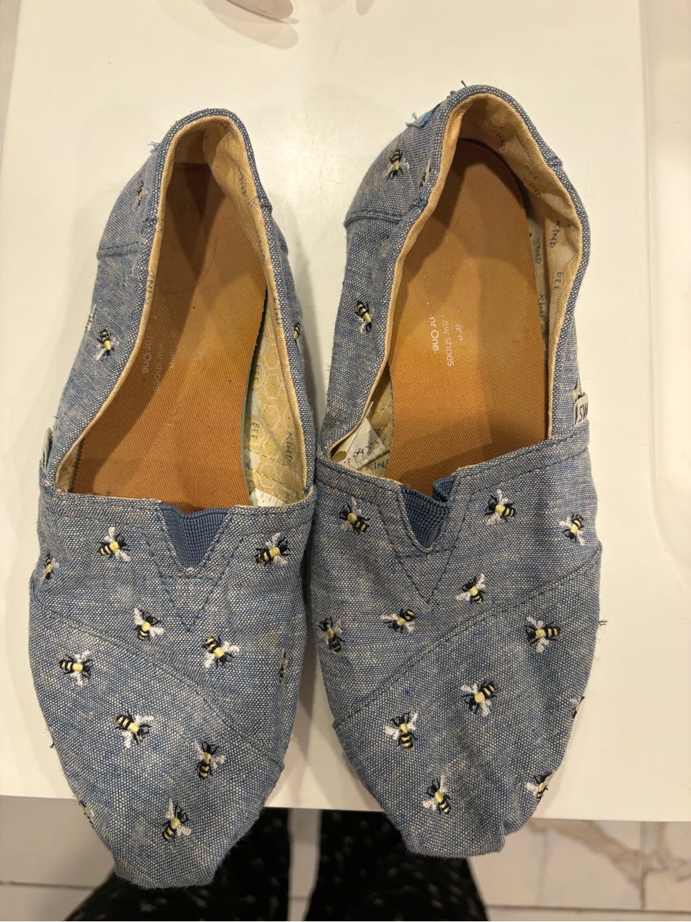 Be Kind TOMS Embroidered Bee Slip-On Flats size 6